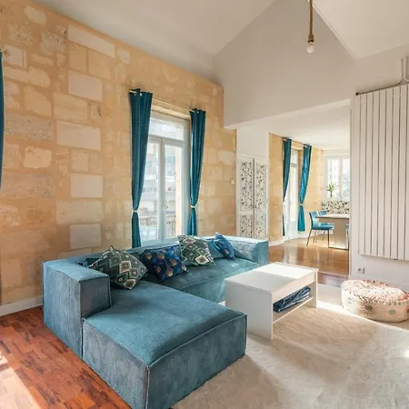 Large Bright Duplex In Apartment *