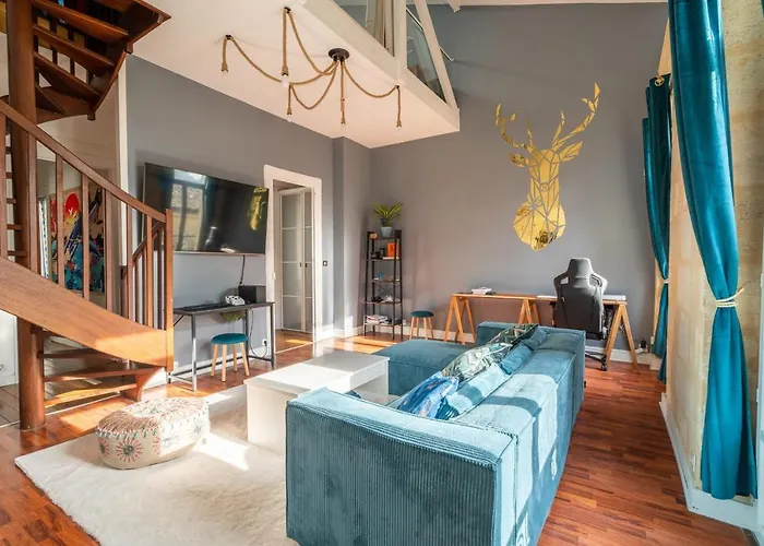 Large Bright Duplex In Apartment *