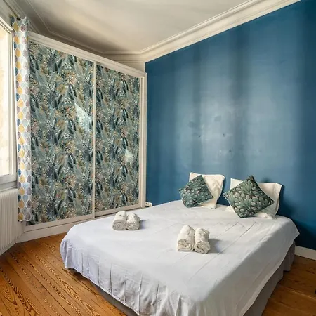 דירה Large Bright Duplex In *